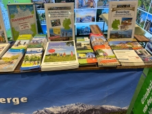 Prospektpräsentation am Messestand Urlaub in Deutschland