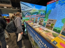 Prospektpräsentation am Messestand Urlaub in Deutschland