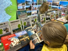 Prospektpräsentation am Messestand Urlaub in Deutschland