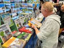 Prospektpräsentation am Messestand Urlaub in Deutschland