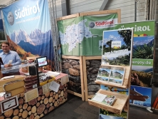 Prospektpräsentation am Messestand Urlaub in Südtirol