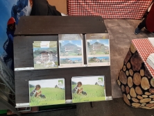 Prospektpräsentation am Messestand Urlaub in Südtirol