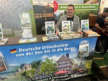 Prospektpräsentation am Messtand Urlaub in Deutschland