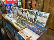 Prospektpräsentation am Messestand Urlaub in den Alpen
