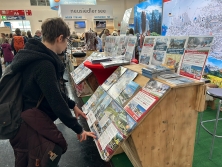 Prospektpräsentation am Messestand Urlaub in den Alpen
