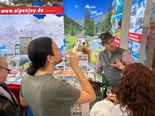 Prospektpräsentation Huber Hotels am Messestand Urlaub in den Alpen