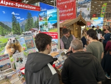 Prospektpräsentation Huber Hotels am Messestand Urlaub in den Alpen