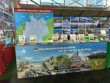 Prospektpräsentation am Messestand Urlaub in Deutschland