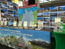 Prospektpräsentation am Messestand Urlaub in Deutschland