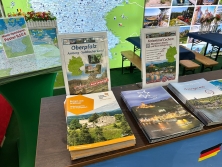 Prospektpräsentation am Messestand Urlaub in Deutschland