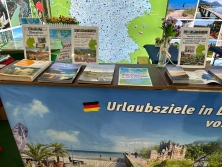 Prospektpräsentation am Messestand Urlaub in Deutschland