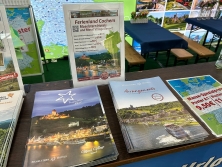 Prospektpräsentation am Messestand Urlaub in Deutschland