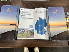 Prospektpräsentation am Messestand Urlaub in Deutschland