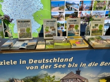 Prospektpräsentation am Messestand Urlaub in Deutschland