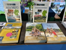 Prospektpräsentation am Messestand Urlaub in Deutschland