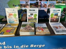 Prospektpräsentation am Messestand Urlaub in Deutschland
