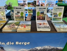 Prospektpräsentation am Messestand Urlaub in Deutschland