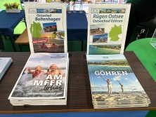 Prospektpräsentation am Messestand Urlaub in Deutschland