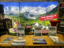 Prospektpräsentation am Messestand B33 - Urlaub in den Alpen