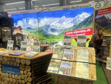 Prospektpräsentation am Messestand B33 - Urlaub in den Alpen