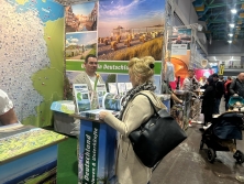 Prospektpräsentation am Messestand D22 - Urlaub in Deutschland