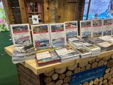 Prospektpräsentation am Messestand Urlaub in den Alpen