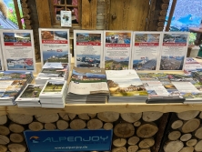 Prospektpräsentation am Messestand Urlaub in den Alpen