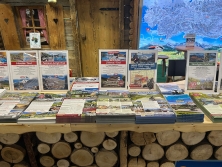 Prospektpräsentation am Messestand Urlaub in den Alpen