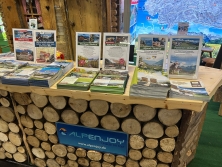 Prospektpräsentation am Messestand Urlaub in den Alpen