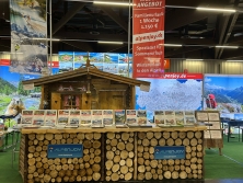 Prospektpräsentation am Messestand Urlaub in den Alpen