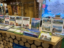 Prospektpräsentation am Messestand Urlaub in den Alpen