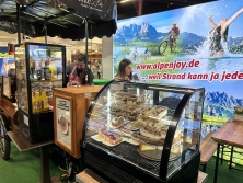 Spezialitäten am Messestand Urlaub in Tirol