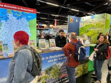 Prospektpräsentation am Messestand Urlaub in Deutschland