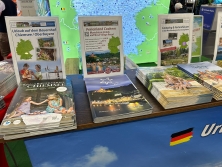 Prospektpräsentation am Messestand Urlaub in Deutschland