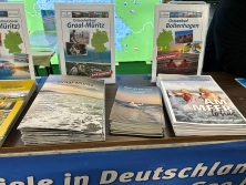 Prospektpräsentation am Messestand Urlaub in Deutschland