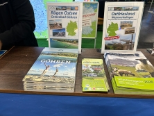 Prospektpräsentation am Messestand Urlaub in Deutschland