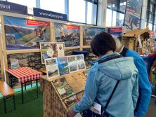 Prospektpräsentation am Messestand Urlaub in den Alpen