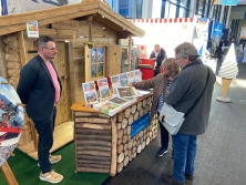 Prospektpräsentation am Messestand Urlaub in den Alpen