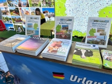 Prospektpräsentation auf dem Messestand Urlaub in Deutschland