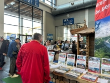 Prospektpräsentation am Messestand Urlaub in den Alpen