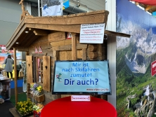 Digitale Präsentation mit Angebote am Messestand Urlaub in den Alpen