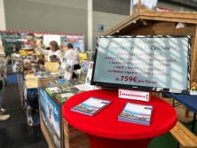 Digitale Präsentation mit Angebote am Messestand Urlaub in den Alpen