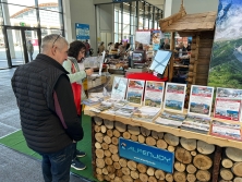 Prospektpräsentation am Messestand Urlaub in den Alpen
