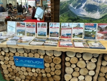 Prospektpräsentation am Messestand Urlaub in den Alpen