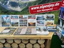 Prospektpräsentation am Messestand Urlaub in den Alpen