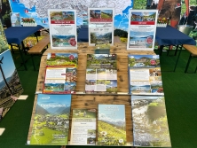 Prospektpräsentation am Messestand Urlaub in den Alpen