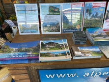 Prospektpräsentation am Messestand Urlaub in den Alpen