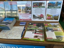 Prospektpräsentation am Messestand Urlaub in den Alpen