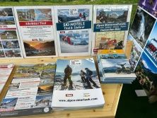 Prospektpräsentation am Messestand Urlaub in den Alpen