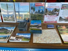 Prospektpräsentation am Messestand Urlaub in den Alpen